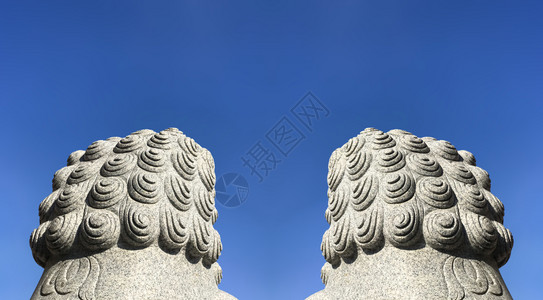 两张狮子门的背面蓝色天空景的虎形雕像宗教黑色的传统图片