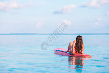 泳衣美女坐在浆板上享受桨板高清图片素材