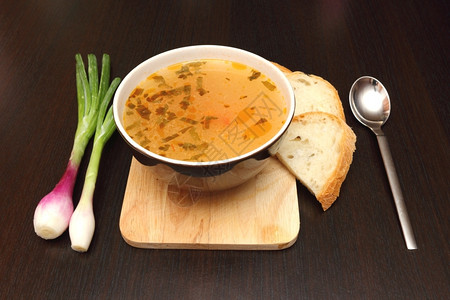 配洋葱和面包的蔬菜汤电灯泡饮食温暖的用餐高清图片素材