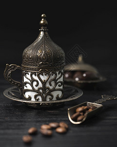 陶瓷含咖啡豆的土耳其杯喝小雨图片