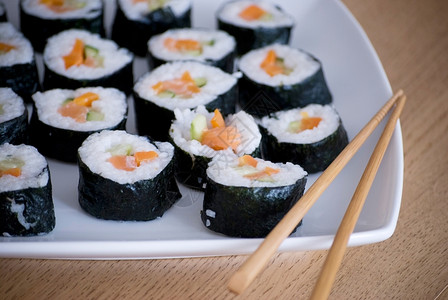 白盘上美味的自制寿司食物午餐健康图片