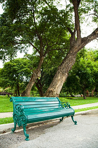 孤独在下面坐公园走廊一带的A座椅上在树下坐席安静图片
