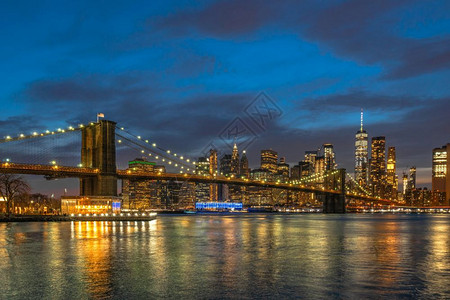 都会纽约市风景和布鲁克林大桥横跨东河在黄昏时间美国市区的天际建筑与交通概念美国城中心海滨地标日落高清图片素材