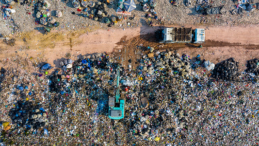 浪费的危害回收土地垃圾堆或填埋场空中观视垃圾车向填埋场卸全球变暖生态系统和健康环境的概念和背景一废物处理机械背景