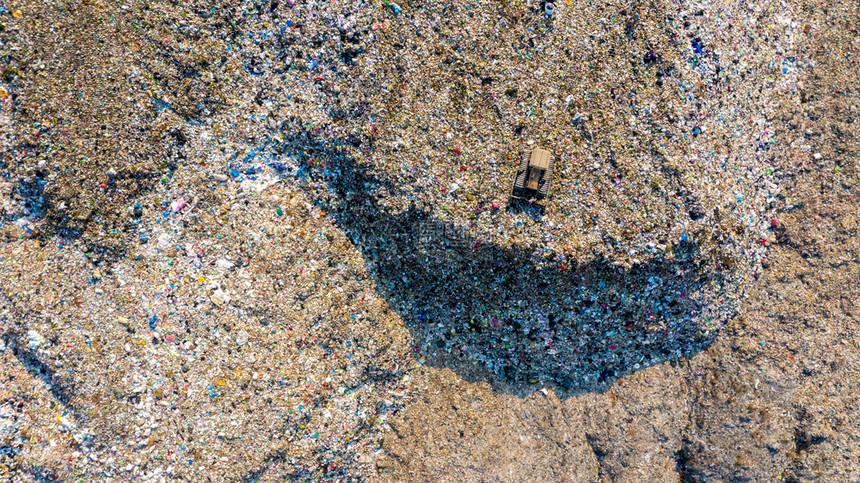 垃圾堆或填埋场空中观视垃圾车向填埋场卸全球变暖生态系统和健康环境的概念和背景一废物处理生态的全球倾销图片