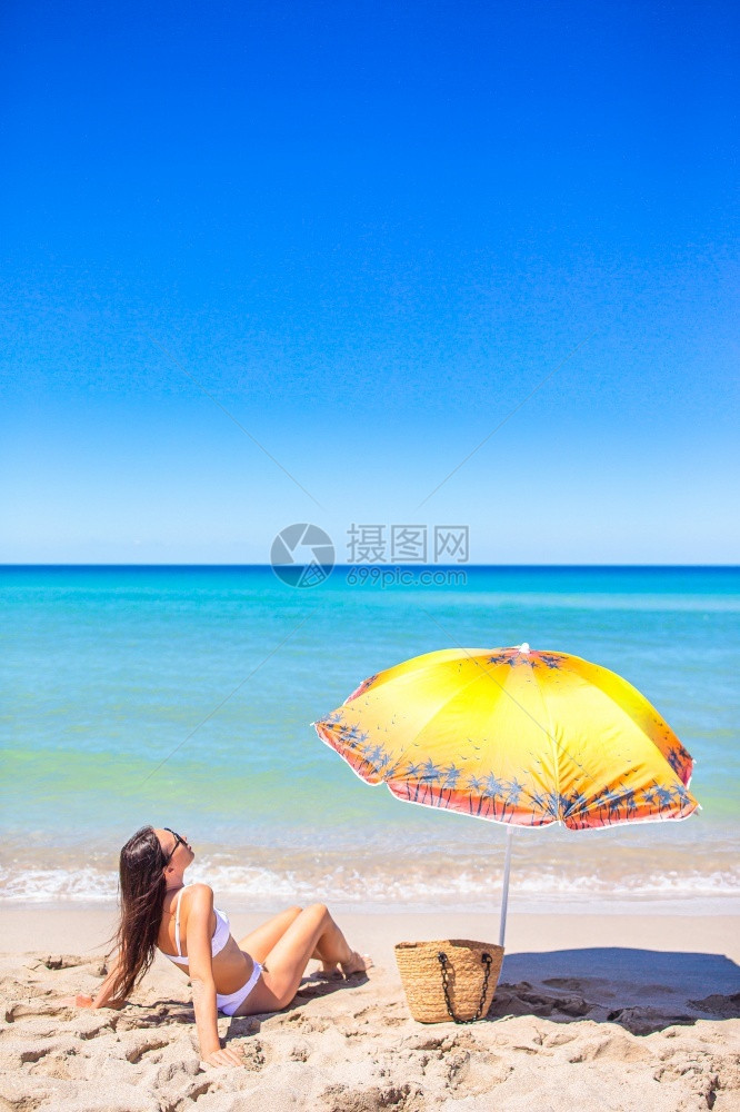 闲暇在白海滩上快乐的年轻女子快乐孩背景蓝天空和绿水在海中年轻美丽的少女在热带海岸玩得开心蓝色天空和绿水在海中时尚魅力图片