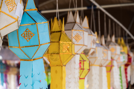 鼠年行好运节日庆典泰国传统风格的手工艺灯笼有选择地聚焦泰国传统风格的手工艺灯笼挂在泰国寺庙周围以换取财富和好运泰国北部新年节幸福背景