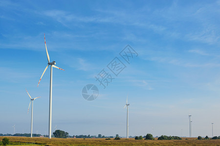 美丽的农村景观蓝色天空背景的生态风力农场和在蓝天背景下的生态风力农场车乡村的白色蓝色的高清图片素材