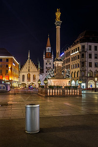 德国巴伐利亚慕尼黑晚间老城厅和Marienplatz纪念碑大厅著名的图片