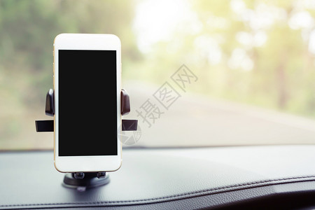 汽车电话一个男人在车里用智能手机找到的聪明称呼现代设计图片