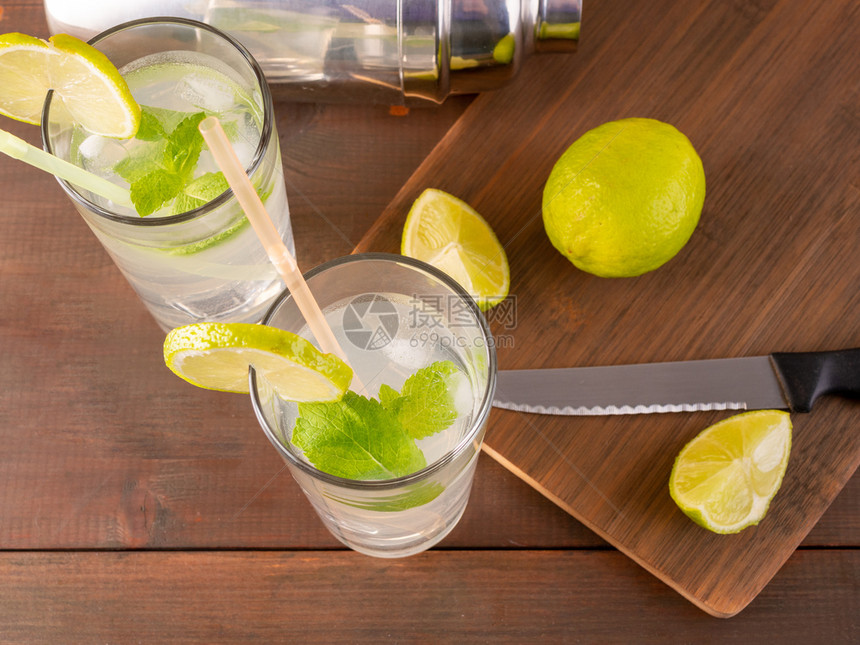 夏季薄荷柠檬新鲜鸡尾酒莫吉托在Mojito玻璃鸡尾酒中加朗姆和冰木本底有薄荷和石灰新鲜的立方体丰富多彩的图片