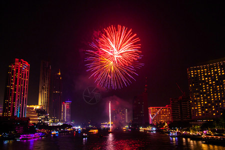 夜间城市观赏庆祝节日背景的烟花色彩多喜悦新的快乐图片
