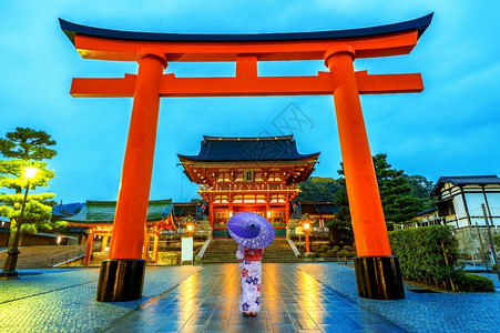 撑船赏荷女孩步行在日本京都FushimiInari神社传统日本教的亚裔妇女艺妓裙子背景