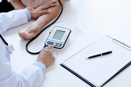 检查病人血压的医生图片