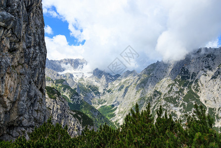 欧洲a显示Zugspitze的峰顶白云岩冬天图片