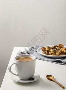带有盘饼干的咖啡杯茶桌黄色的巧克力黑图片
