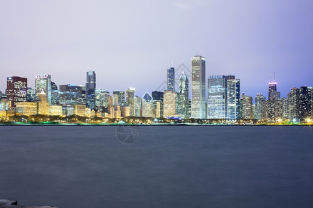股票复制天空美国伊利诺州芝加哥市中心城夜间天际城市的高清图片素材