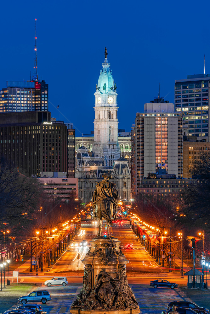 白色的覆盖喷泉乔治华盛顿雕像在费城市厅的奥德街乔治华盛顿雕像的场景美利坚合众国或黄昏时具有城市风景背历史和旅游文化概念图片
