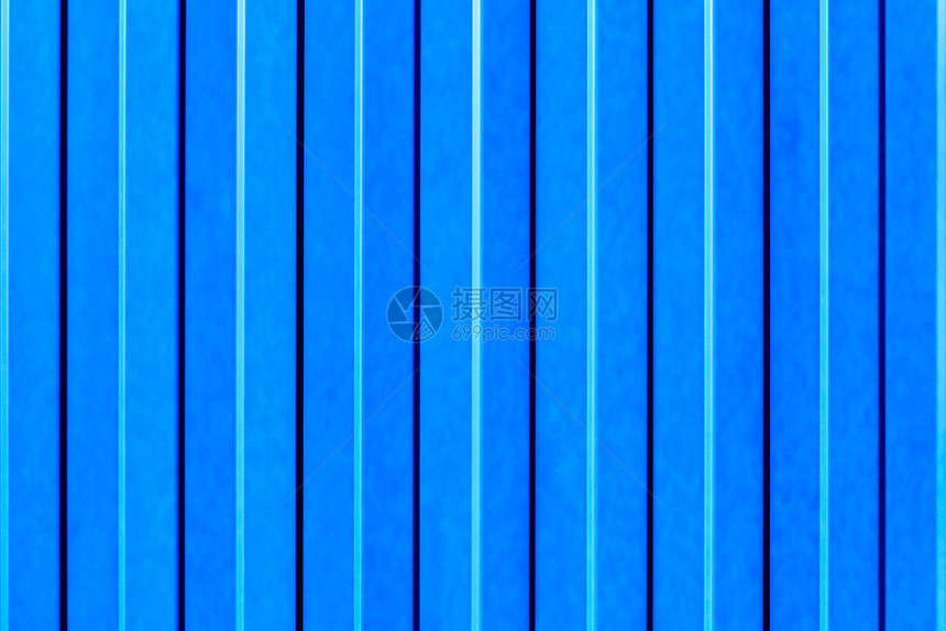 保护由钢板和垂直制导器向的交宽钢板制成轻蓝色金属栅栏紧闭浅蓝色铁板背景专业的工图片
