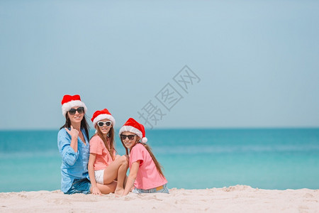 海边度假的一家人过圣诞图片