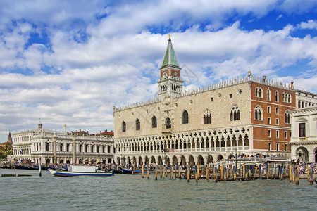 欧洲威尼斯美丽的建筑物贡多拉斯桥梁和运河的景象水礼图片