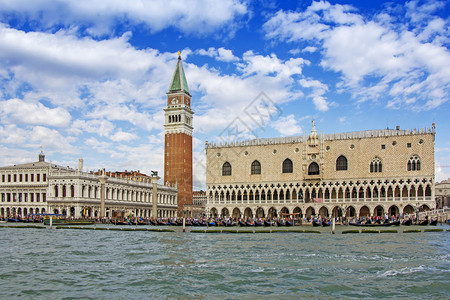 全景威尼斯人吸引力美丽的建筑物贡多拉斯桥梁和运河的景象图片