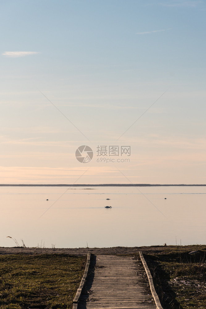 库尔曼靠近海岸的木环足桥在瑞典奥兰岛水温绝对平静地海滨图片