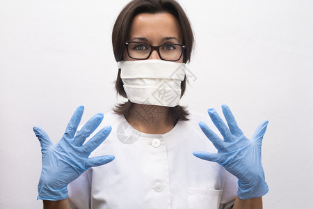 戴口罩和蓝手套的护士图片