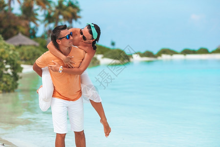 海边享受度假的夫妇图片