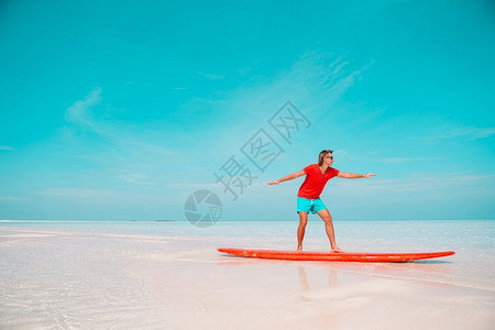 玩冲浪板的男人快乐的高清图片素材