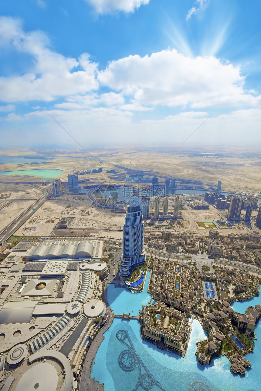 对迪拜市摩天大楼和道路的观察联合未来派外部图片