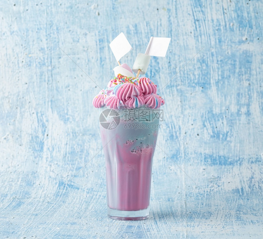 草莓蓝色和粉红奶昔配有蓝底的棉花糖奶油夏天图片