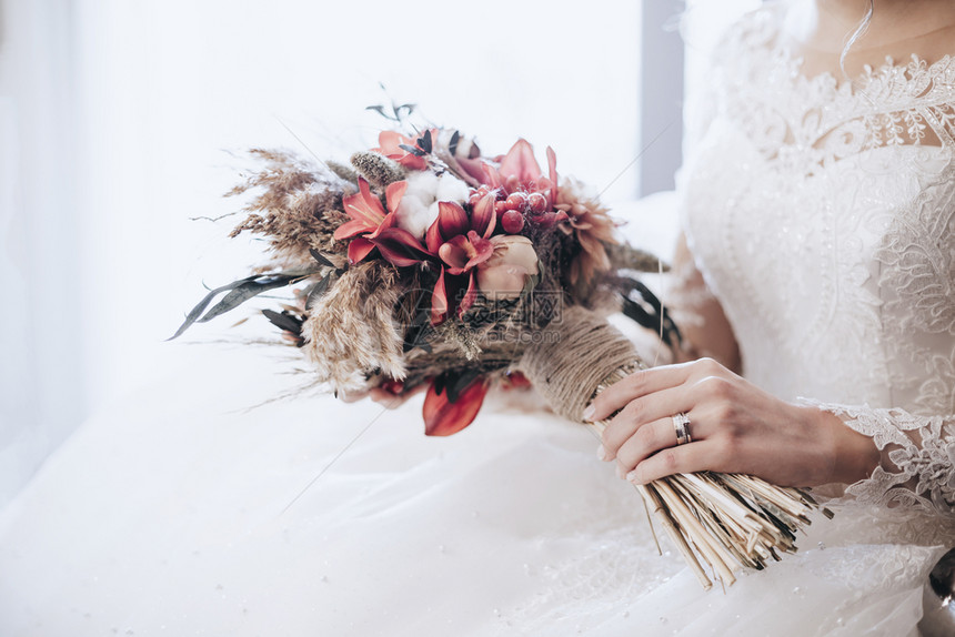 美丽的新娘手上干花花束图片