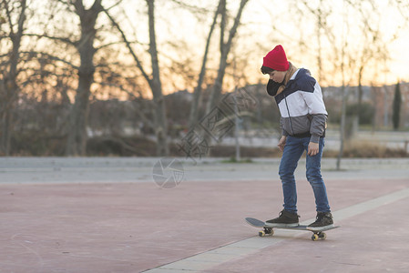男生肖像玩滑板游戏的小孩运动员手图片