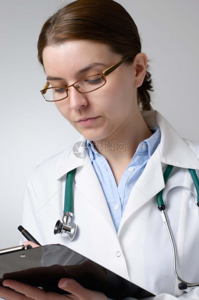 在剪贴板上做笔记的女医生疗服用食谱图片