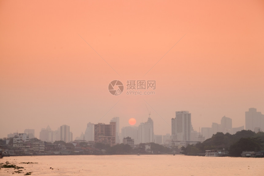 船清晨曼谷市的Tallest建筑在镇上的Tallest建筑和河通过城市太阳在早晨升起戏剧自然图片