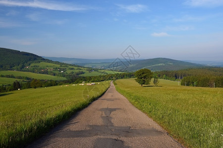 天空环境捷克白喀尔巴阡山脉欧洲夏季的山区美丽景色阳光图片
