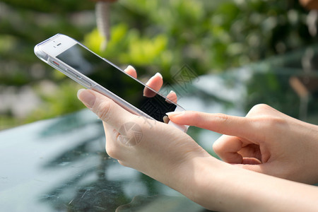 沟通使用智能手机对女近视图像无线应用程序图片
