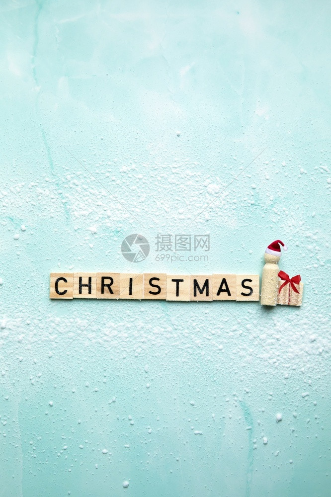 圣诞老人带文字节和礼品盒蓝色背景上带雪圣诞快乐假日礼物概念带复制空间顶视图圣诞老人文字空间带圣诞节文字蓝色背景上带红蝴蝶结的礼盒图片