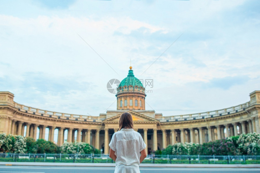 太阳建筑的在圣彼得堡看喀山大教堂的旅游女孩背影俄罗斯最著名的教堂和博物馆之一彼得堡的美丽建筑喀山大教堂宗图片