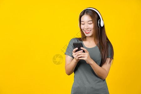 黄色卡通电话戴着耳机看手机的美女背景