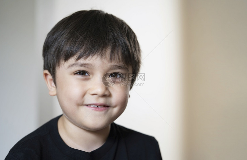 微笑的小男孩图片