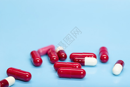 彩色背景的红白抗生素胶囊蓝色背景的红白抗生素胶囊药剂学品图片