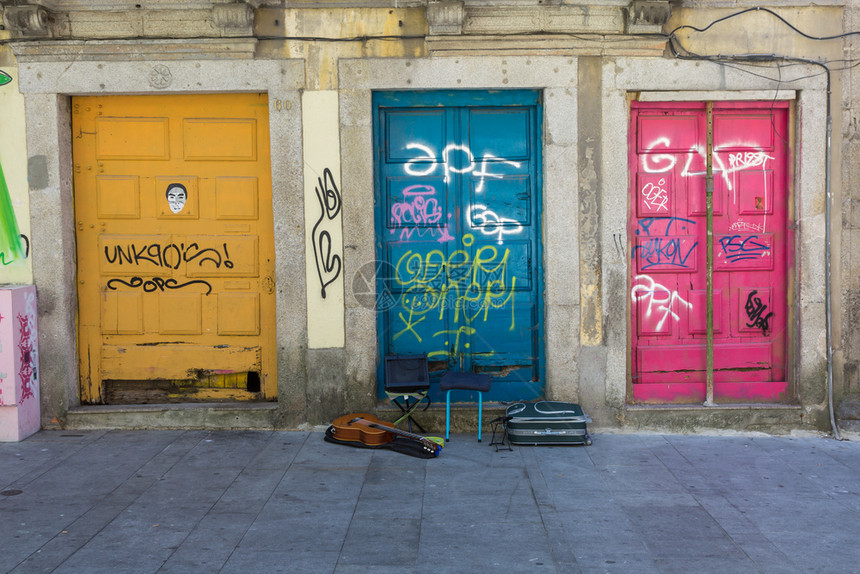 古色香的葡萄牙建筑旧彩色门文字和街上的吉他葡萄牙古色香的葡萄牙建筑旧彩色门文字和典型的建造筑学图片
