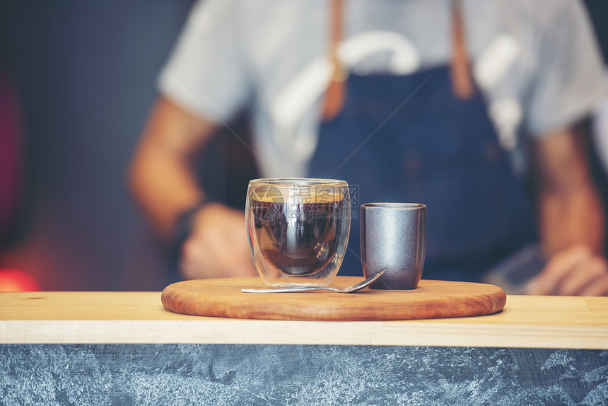 热的卡布奇诺在意大利咖啡店厅里加牛奶的咖啡杯Cappuccucino紧握着咖啡馆的手机为客户自助餐厅制作棕色拿铁艺术酒吧图片