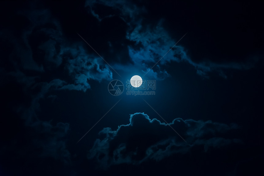 自然明亮的云间夜空满月云间夜空的满月图片