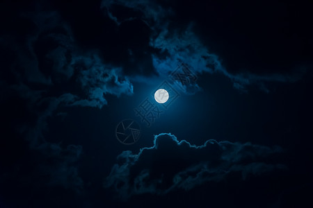 自然明亮的云间夜空满月云间夜空的满月月光高清图片素材