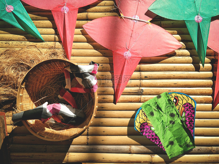 以古老风格的木制垃圾用竹篮子和绳装上拉衣的多彩泰国传统蛇和恒星形风筝的顶端景象艺术角度亚洲人图片