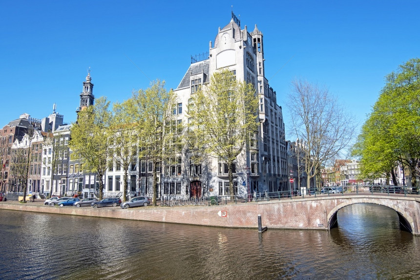 城市荷兰与Westerkerk人一起春季从阿姆斯特丹到荷兰的市风景首都假期图片