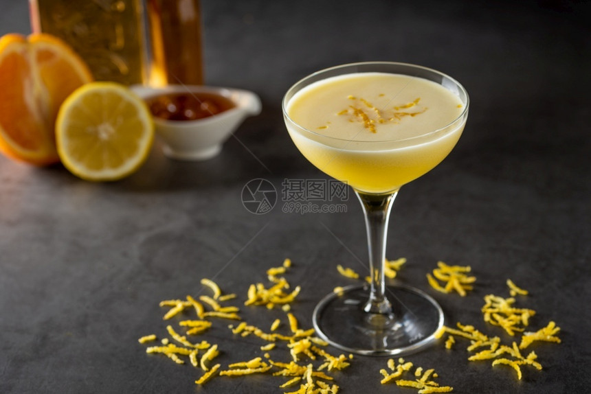 凉爽的新鲜深色石头背景中的豪华鸡尾酒配有柠檬和龙舌兰酒新鲜图片